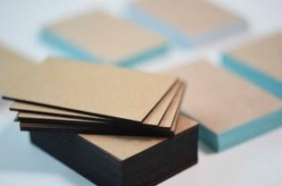 Visitenkarte Kraftkarton mit Farbschnitt Farbschnitt rot, türkis, schwarz, weiss