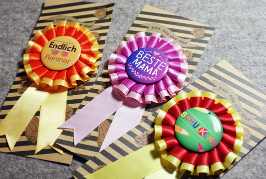Ribbon Buttons 22 Versionen z.B. Schulkind , Beste Mama , Beste Oma