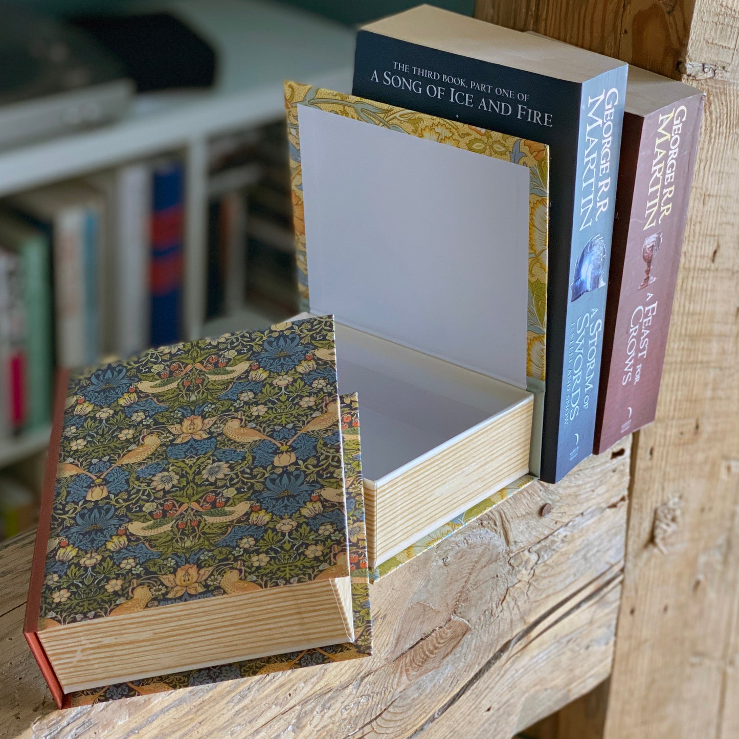 Geheimversteck Kartonbox in Buchform – William Morris Design